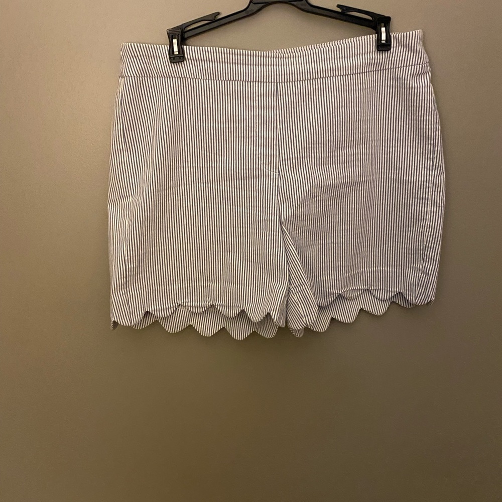 Pin-stripe scalloped shorts